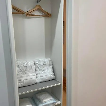 Helen's Little Castle Free Private Parking Apartment *