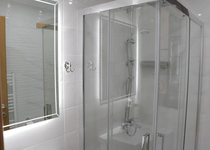 Helen's Little Castle Free Private Parking *